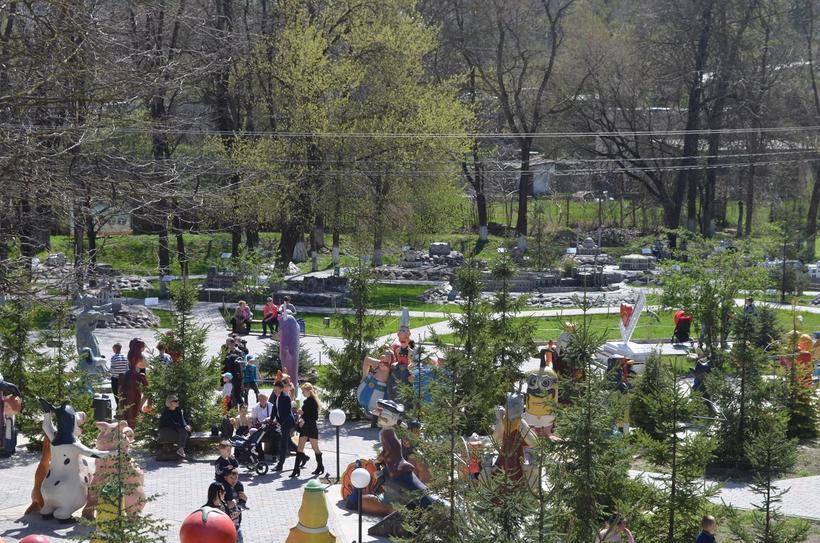 Людей много, несмотря на будний день