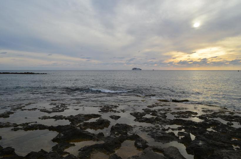 Каменная гряда занимает изрядные участки побережья