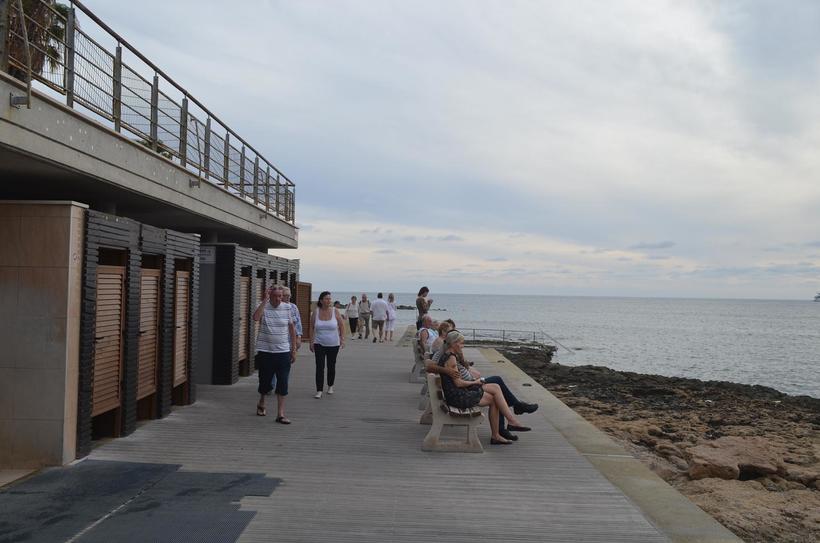 Туристы обожают гулять вдоль пляжа