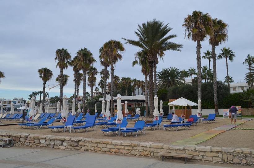 Лежаки свободны, потому что уже наступил вечер