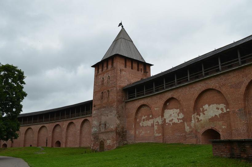 Стены крепости надёжно защищали горожан от врага