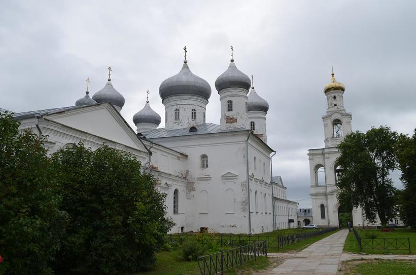 Ремонт проведён ещё не везде, ещё не всюду успели добраться реставраторы