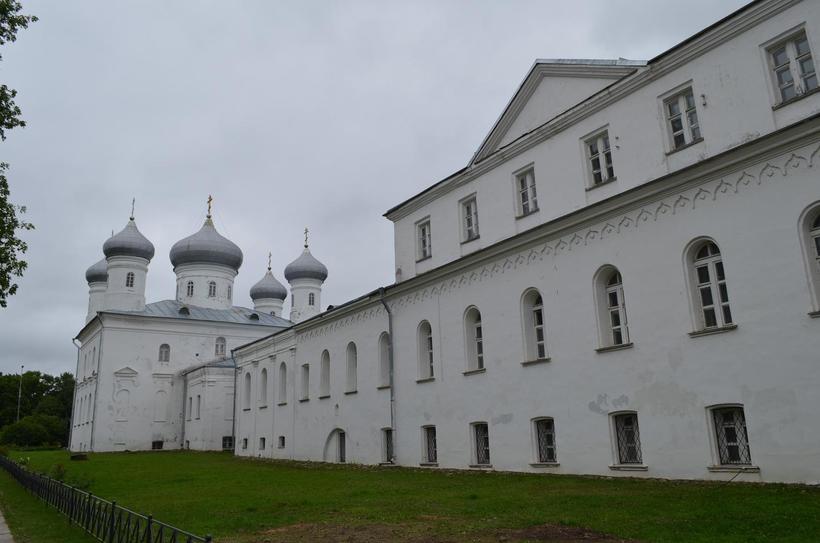 Территория монастыря выглядит ухоженной