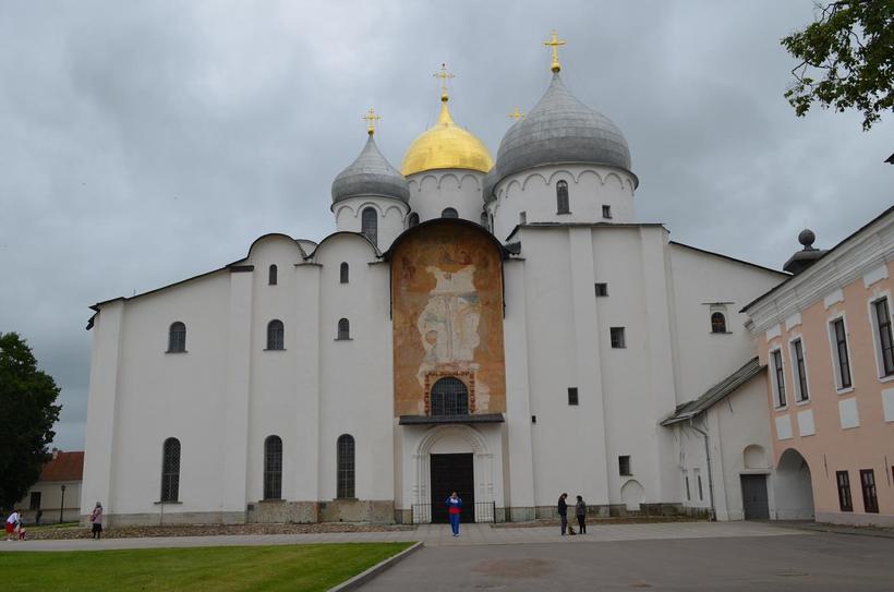 Западный фасад собор с Магдебургскими вратами