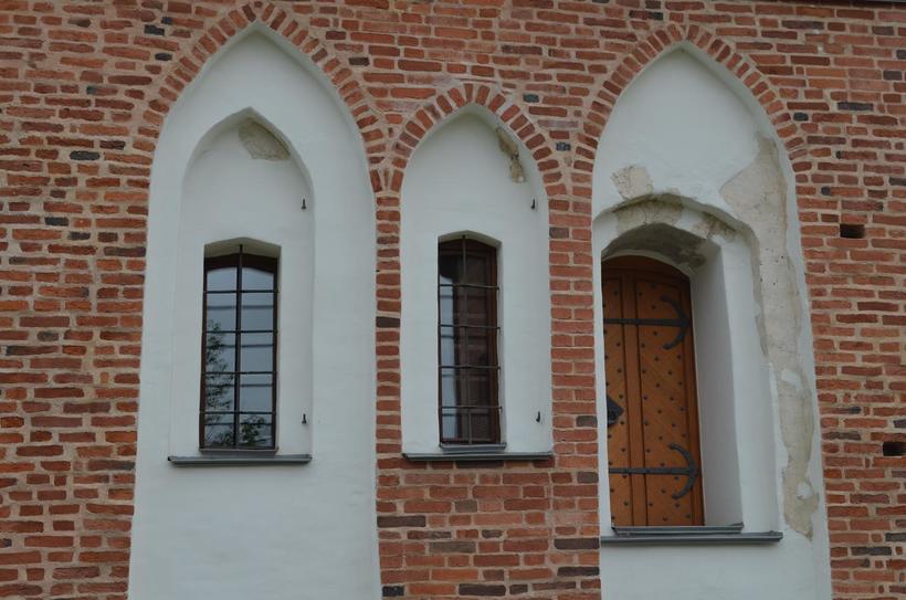 Стрельчатые окна напоминает архитектуру Западной Европы