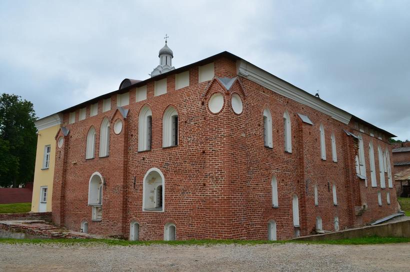 Возраст Грановитой палаты почти 600 лет, но по ней этого не скажешь