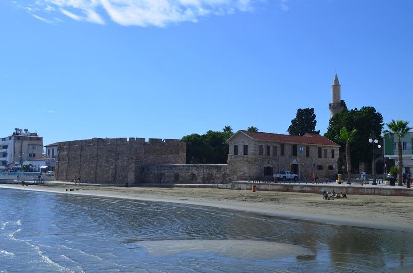 Замок находится на городской набережной, возле пляжа Финикудес
