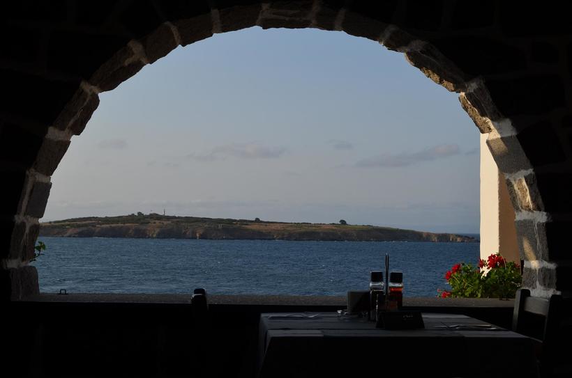 Некоторые рестораны Созополя находятся прямо на морском берегу