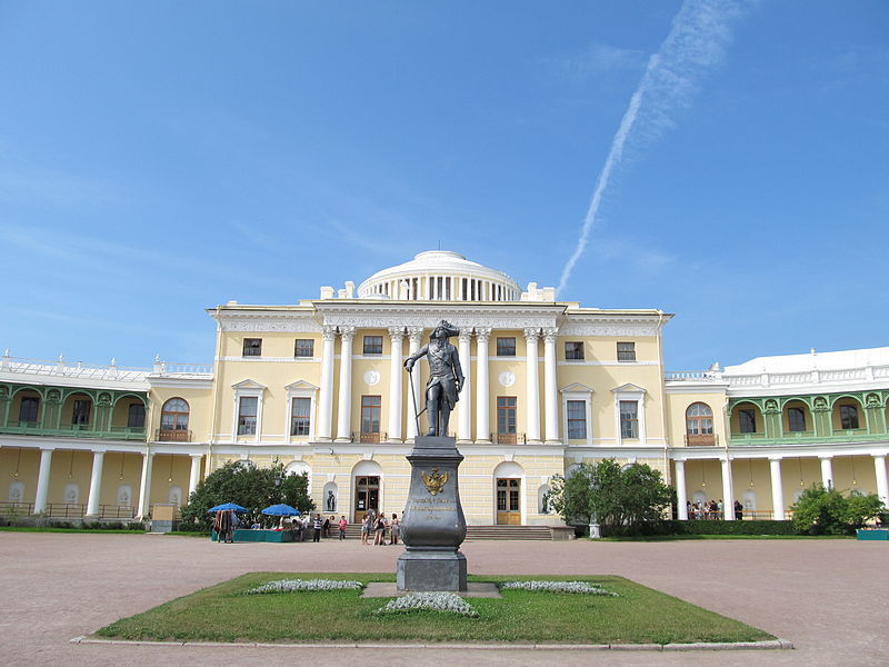 Памятник императору Павлу I перед фасадом дворца