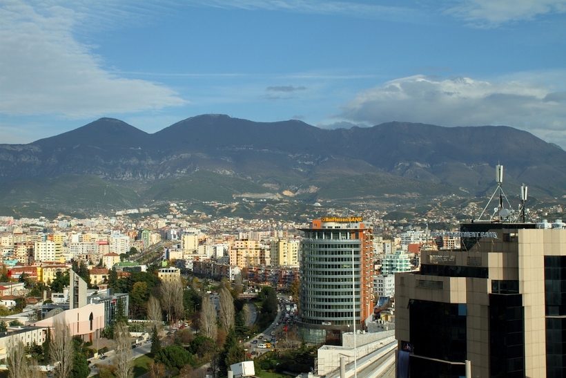 Албания, город Тирана — вид с высоты птичьего полета