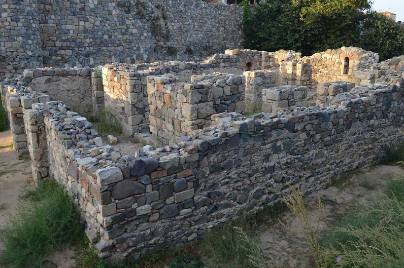 Фрагменты старых построек и южная стена на заднем плане