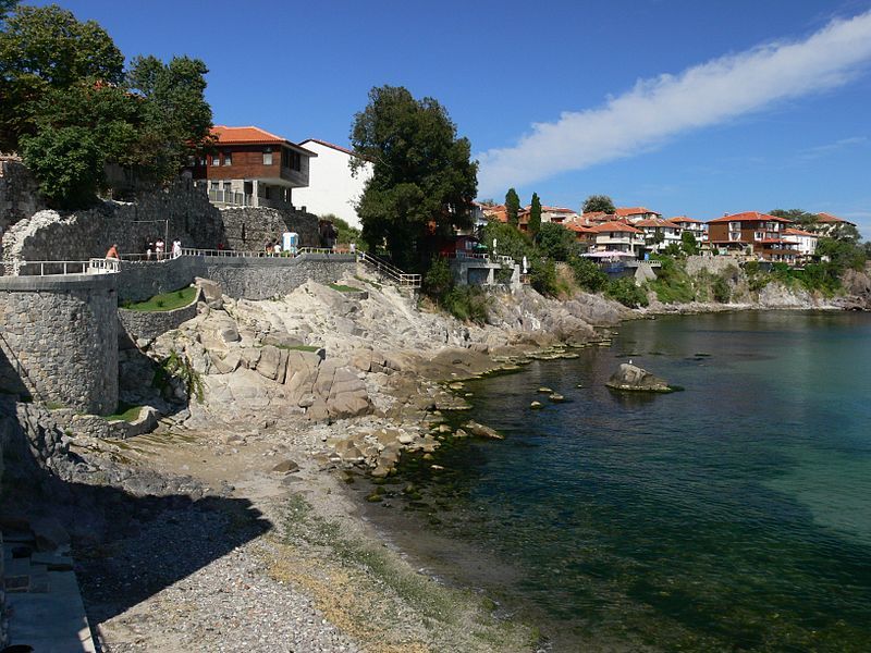 Стены особенно красиво смотрятся со стороны моря
