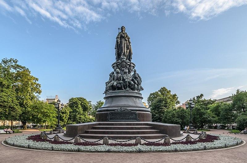 Памятник во всём величии