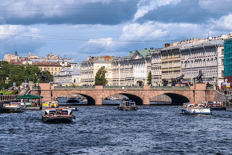 На Аничковом мосту всегда много людей