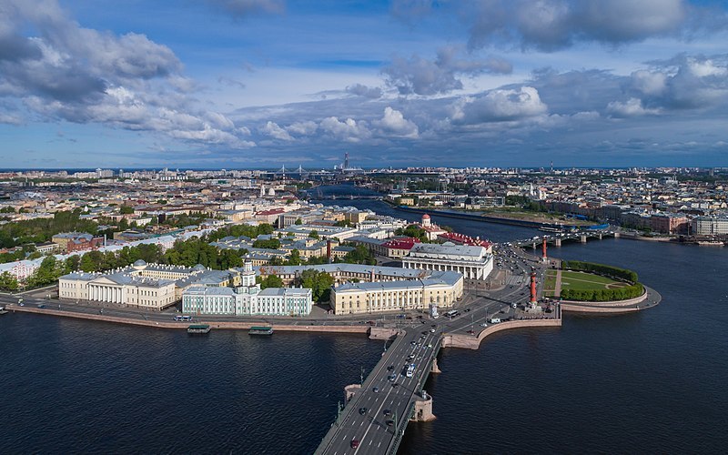 Дворцовый мост уходит на Васильевский остров