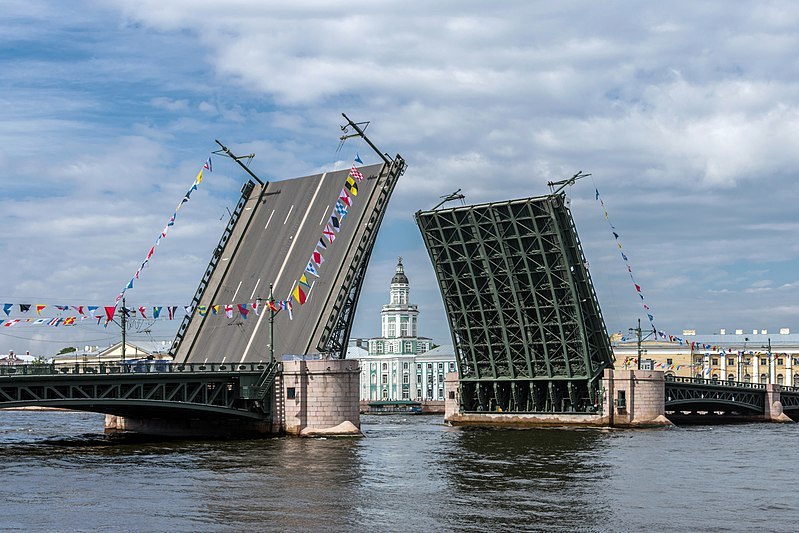 Развод Дворцового моста днём - большая редкость