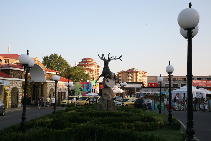 Памятник оленю в Елените