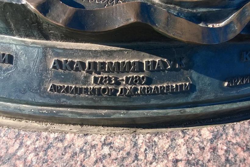 Попробуйте отгадать, какое здание где. Проверить себя можно, посмотрев на обод знака