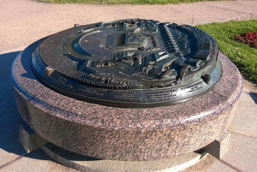 Памятный знак совсем невелик