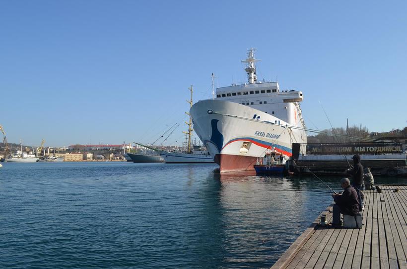 Рыбаки упорно ждут улова. Коты тут как тут, всегда наготове 