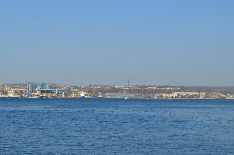 С пристани открываются никудышные виды. Крейсер "Москва", маячащий вдалеке, слегка оживляет унылый пейзаж