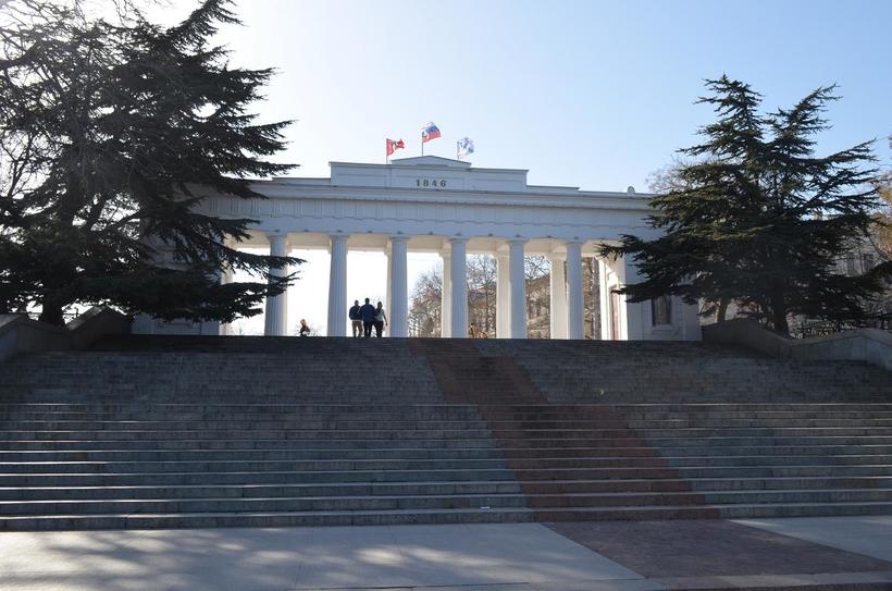 Лестница ведет на берег Чёрного моря