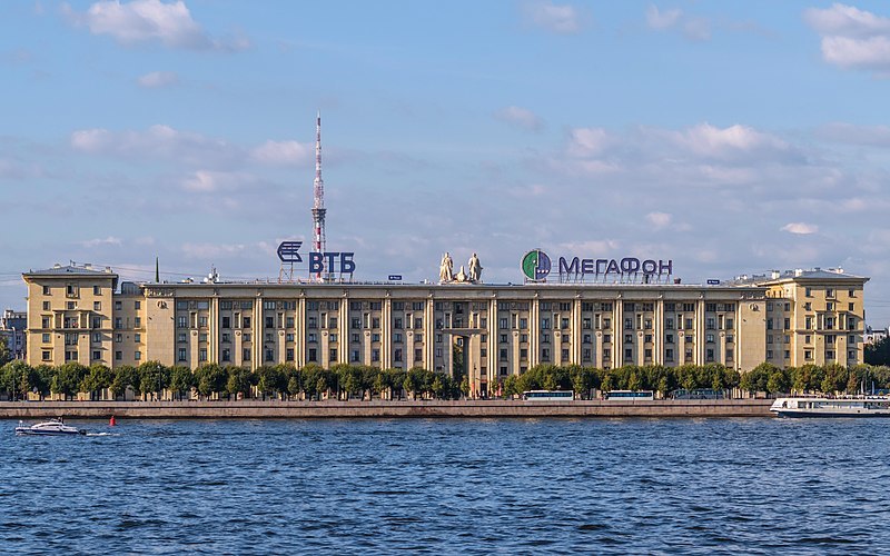 Один из домов на Петровской набережной