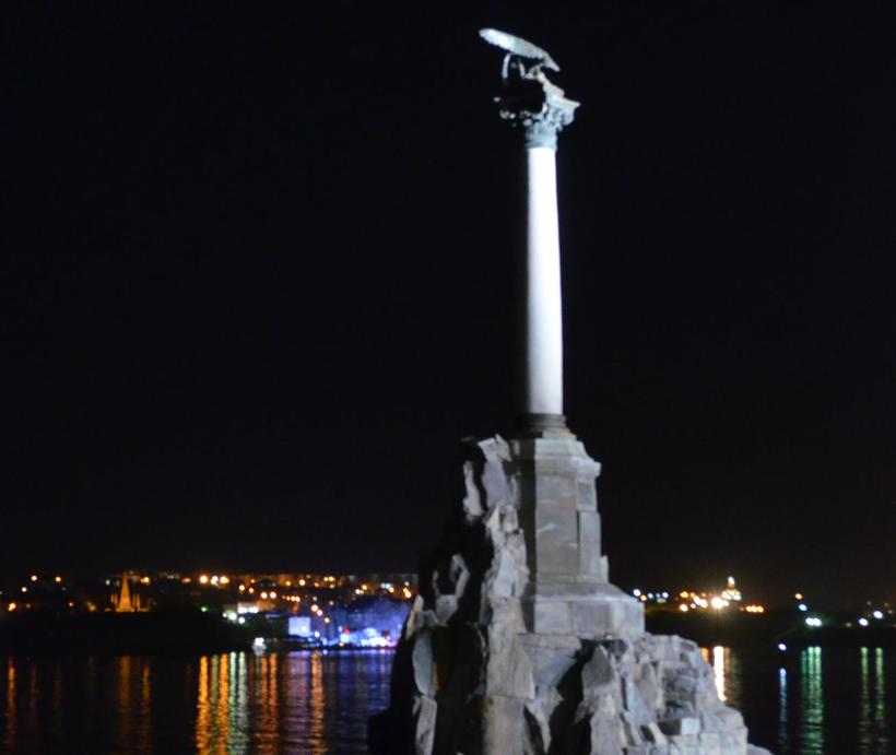 Ночью памятник выглядит очень загадочно