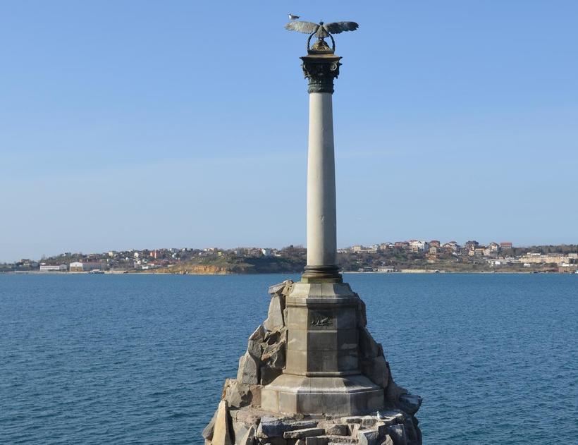 Близок локоть, да не укусишь: подобраться к памятнику вплотную невозможно