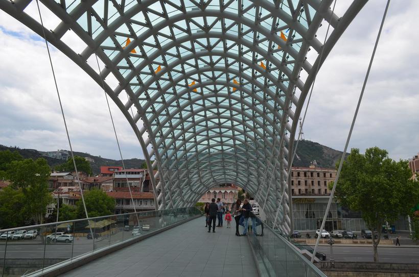 Прогулка по мосту дарит виды набережных Куры