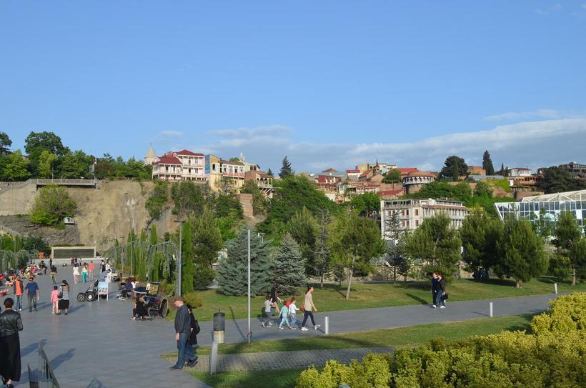 Скамеек в парке значительно меньше, чем желающих на них сидеть