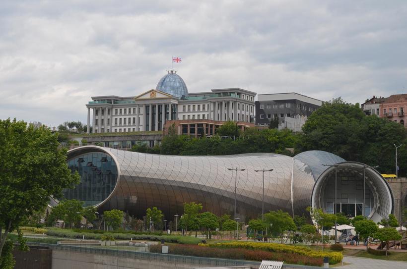 Трубы театра явно уродуют парк Рике