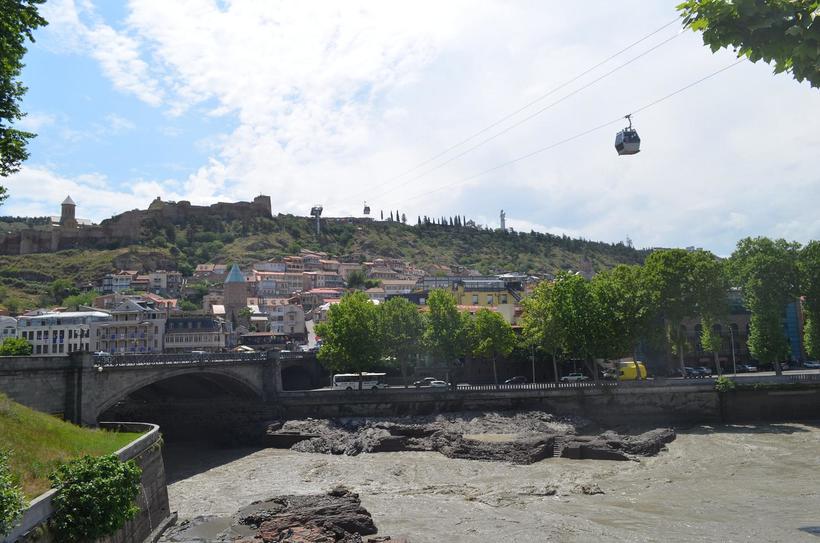 Канатная дорога везет пассажиров прямо к крепости 