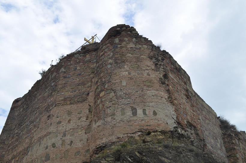 Стены выглядят совершенно неприступными