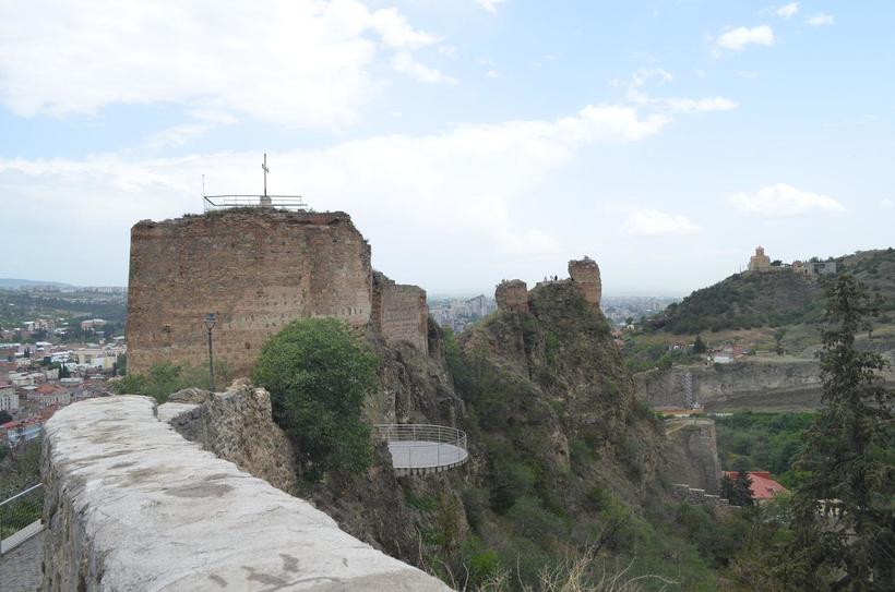 На одной из смотровых площадок. Вдали видны развалины башен, на которые обожают карабкаться экстремалы