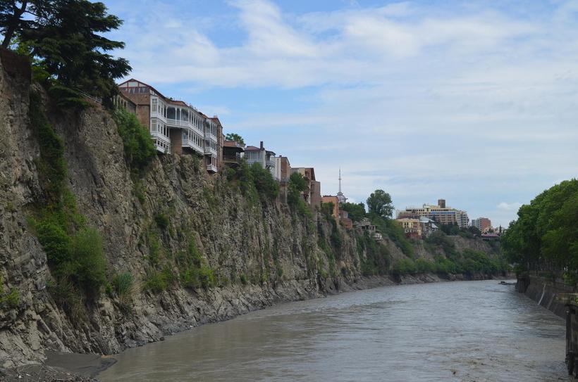 Венеция по-грузински: дома в районе расположены на краю обрыва