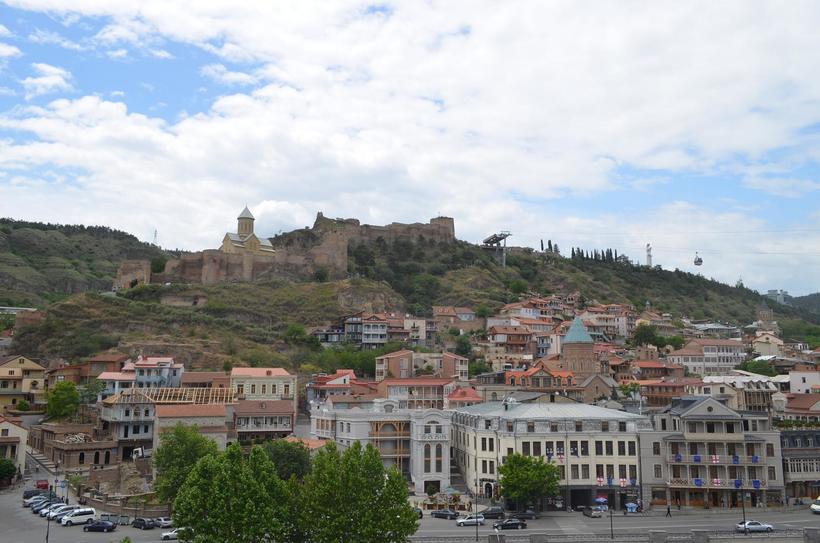 С бастионов крепости Метехи открываются прекрасные виды на Старый город