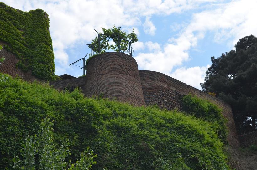 Крепостные стены в районе Метехи