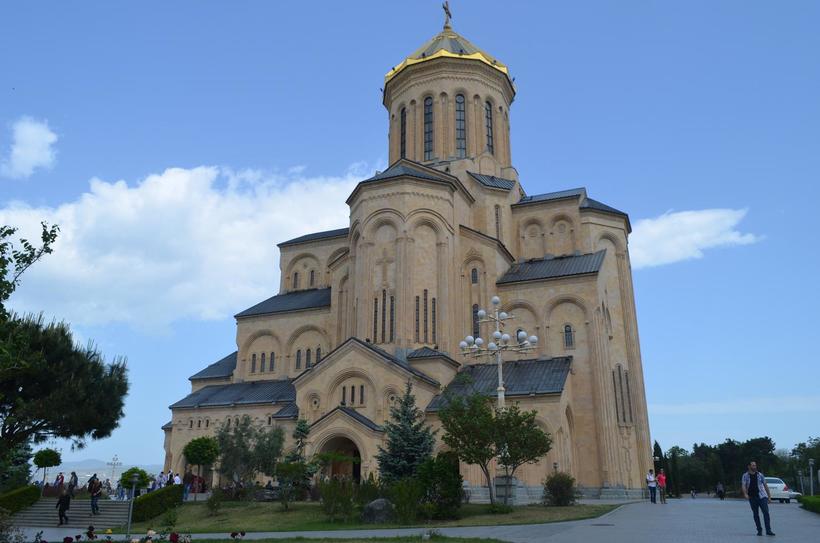Величественный собор украсил собой район старых домов