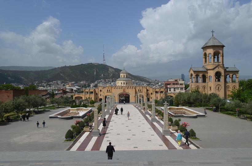 Прилегающая к собору территория выглядит ухоженной