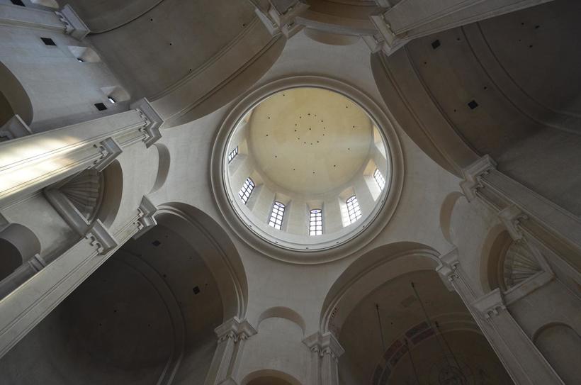 Почему-то купол и значительная часть стен никак не украшены