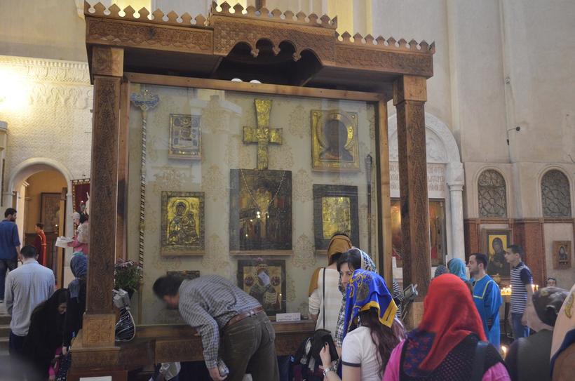 Грузины у святых реликвий