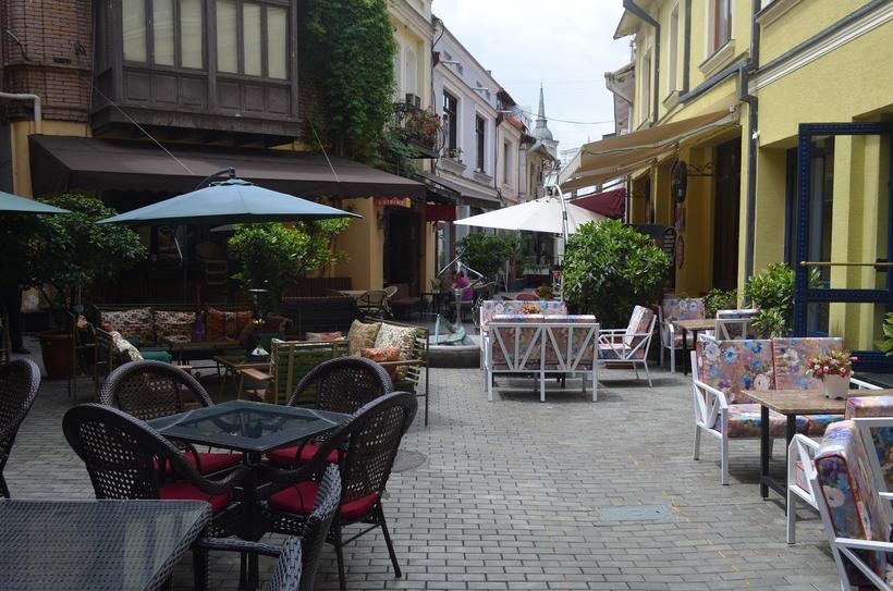 На улицах района постоянно встречаются рестораны и кафе