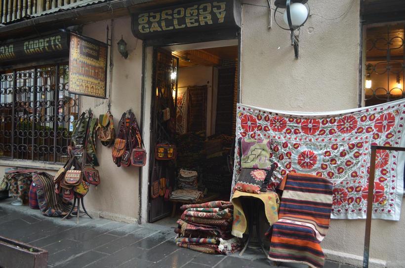 Очередной сувенирный магазин, которых в Дзвели Калаки пруд пруди