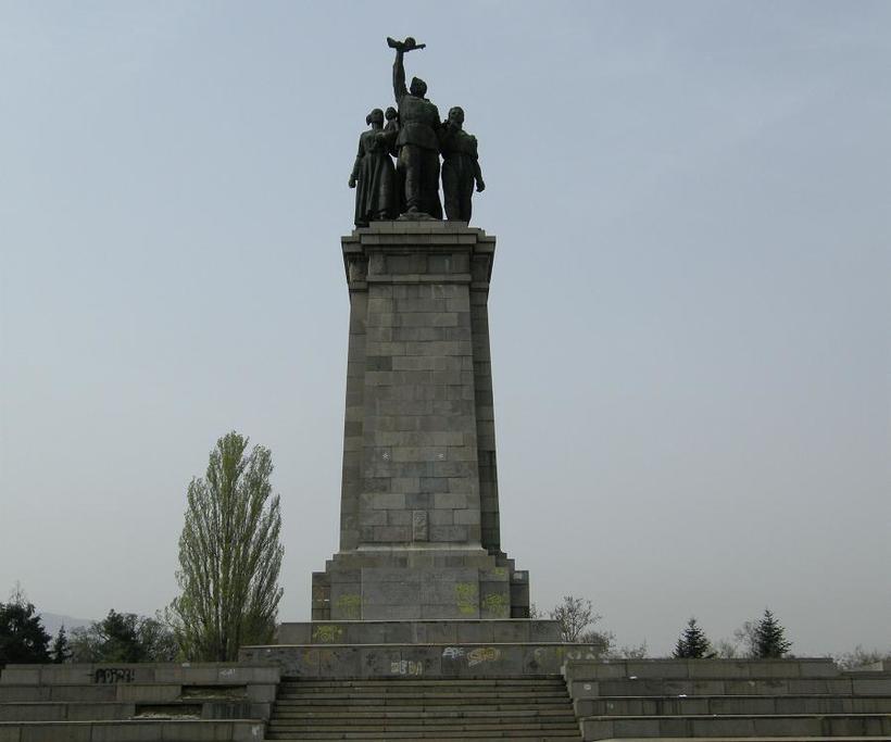 Монумент смотрится красиво, но нуждается в реставрации