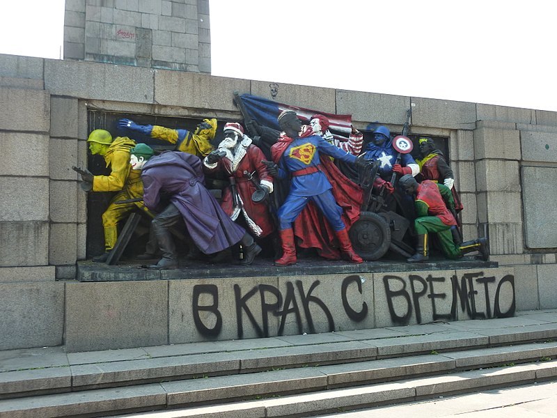 Периодически памятник уродуют вандалы