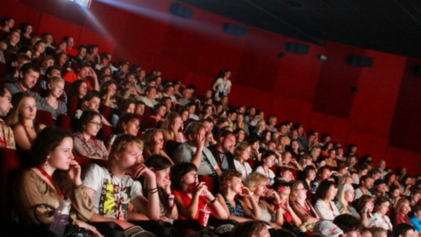 Народ (зрители) в кинотеатре