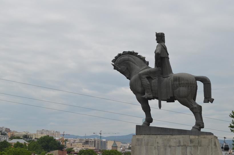 Король Вахтанг I с высоты осматривает свои владения