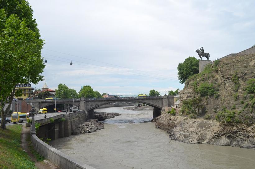 Памятник, стоящий на обрыве, производит сильное впечатление