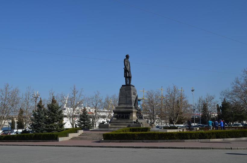 Раньше фигура Нахимова смотрела в другую сторону